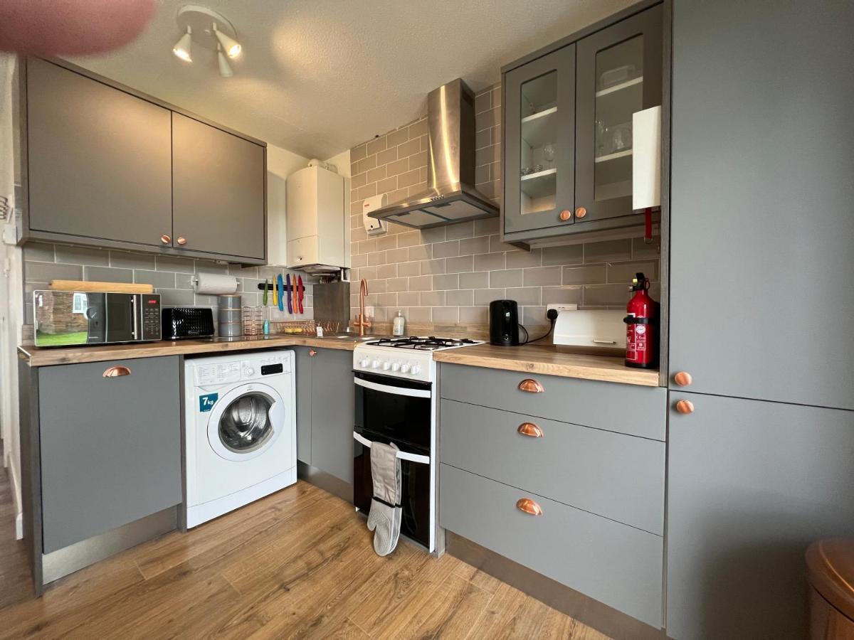 Chine Cottage Self-Catering Coastal Bungalow In Rural West Wight Freshwater Zewnętrze zdjęcie