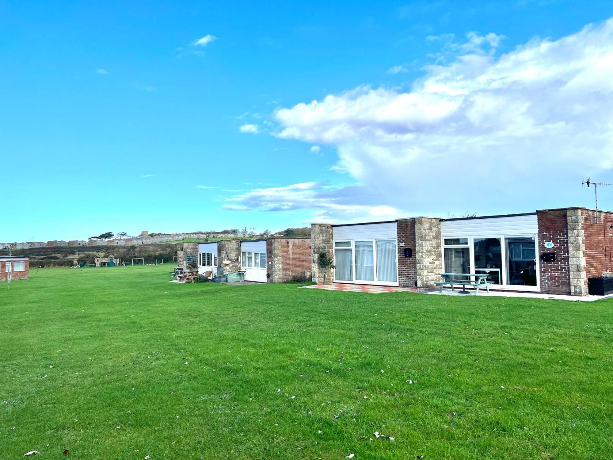 Chine Cottage Self-Catering Coastal Bungalow In Rural West Wight Freshwater Zewnętrze zdjęcie