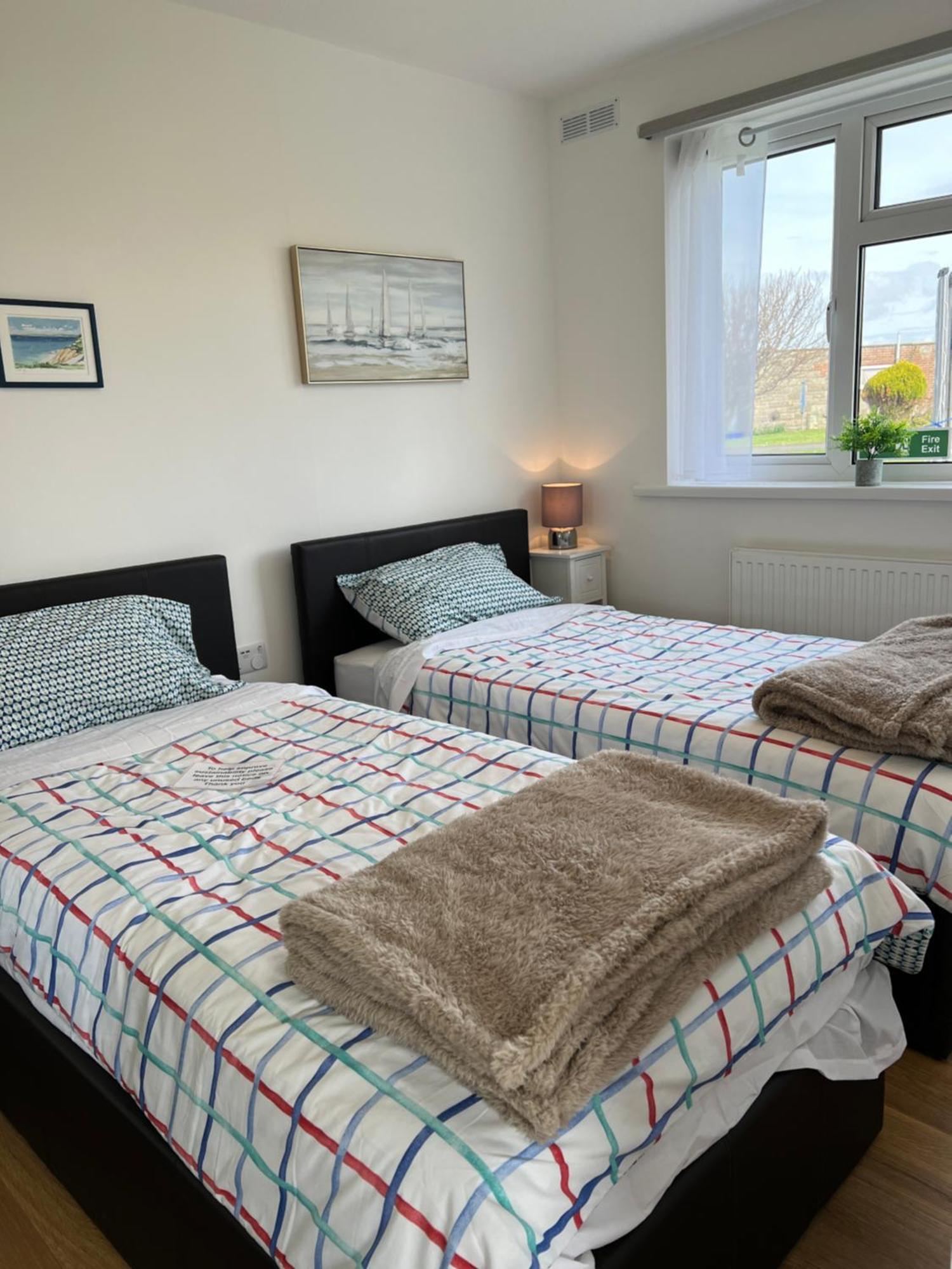 Chine Cottage Self-Catering Coastal Bungalow In Rural West Wight Freshwater Zewnętrze zdjęcie